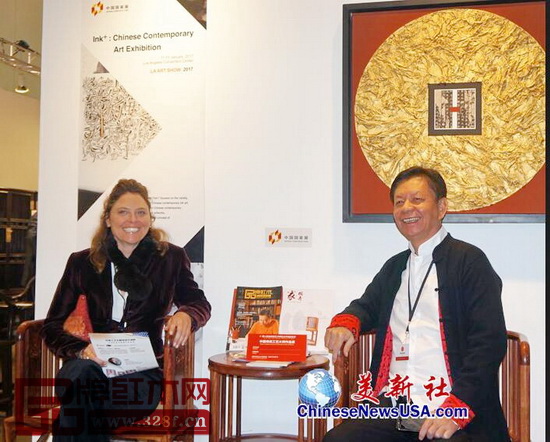 美国洛杉矶艺博会中国国家展上,美新社对中国传统工艺大师陈国寿进行报道 美国洛杉矶艺博会中国国家展上,美新社对中国传统工艺大师陈国寿进行报道