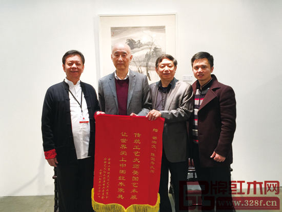 全国工商联执委、全联民间文物艺术品商会会长宋建文(右二),全联艺术红木家具专委会执行会长林伟华(右一)在美国洛杉矶艺博会中国国家展上,为两位中国传统工艺大师陈国寿(左一)、邵湘文(左二)赠送纪念锦旗 全国工商联执委、全联民间文物艺术品商会会长宋建文(右二),全联艺术红木家具专委会执行会长林伟华(右一)在美国洛杉矶艺博会中国国家展上,为两位中国传统工艺大师陈国寿(左一)、邵湘文(左二)赠送纪念锦旗