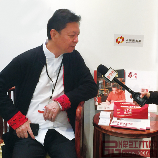 美国洛杉矶艺博会中国国家展上,中国传统工艺大师陈国寿接受新华社专访 美国洛杉矶艺博会中国国家展上,中国传统工艺大师陈国寿接受新华社专访