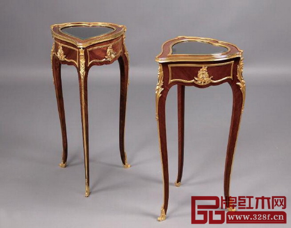 这是典型的洛可可风格家具,腿足借鉴了中国明式家具中的三弯腿式香几形制 这是典型的洛可可风格家具,腿足借鉴了中国明式家具中的三弯腿式香几形制
