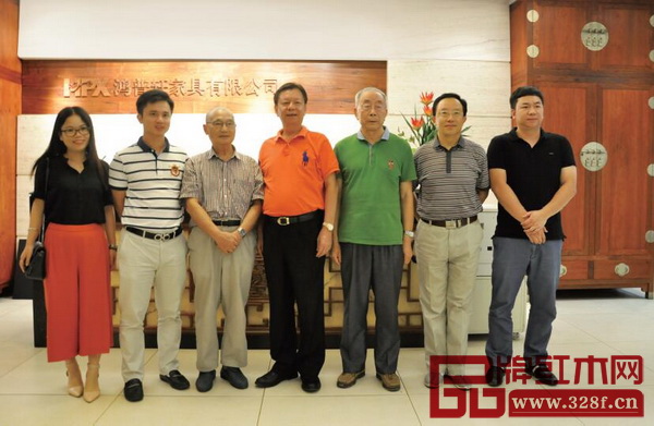 中国高等教育家具设计专业创始人、中南林业科技大学博士生导师胡景初(左三),中国技术红木家具专家、《红木家具通用技术条件》标准主要起草人之一曹新民(右三),华南农业大学教授、博士生导师李凯夫(右二),全联艺术红木家具专委会执行会长、弘木传媒CEO林伟华(左二)与国寿红木董事长陈国寿(左四)、国寿红木总经理陈卫棠(右一)共探新明式发展之路,并于国寿红木公司合影 中国高等教育家具设计专业创始人、中南林业科技大学博士生导师胡景初(左三),中国技术红木家具专家、《红木家具通用技术条件》标准主要起草人之一曹新民(右三),华南农业大学教授、博士生导师李凯夫(右二),全联艺术红木家具专委会执行会长、弘木传媒CEO林伟华(左二)与国寿红木董事长陈国寿(左四)、国寿红木总经理陈卫棠(右一)共探新明式发展之路,并于国寿红木公司合影