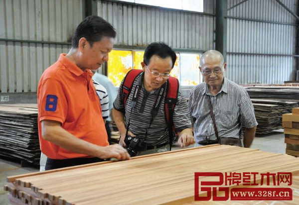 全联艺术红木家具专委会专家顾问胡景初、曹新民、李凯夫实地走访国寿红木工厂,探讨如何从产品以及工艺,进一步提升新明式红木家具的品质 全联艺术红木家具专委会专家顾问胡景初、曹新民、李凯夫实地走访国寿红木工厂,探讨如何从产品以及工艺,进一步提升新明式红木家具的品质