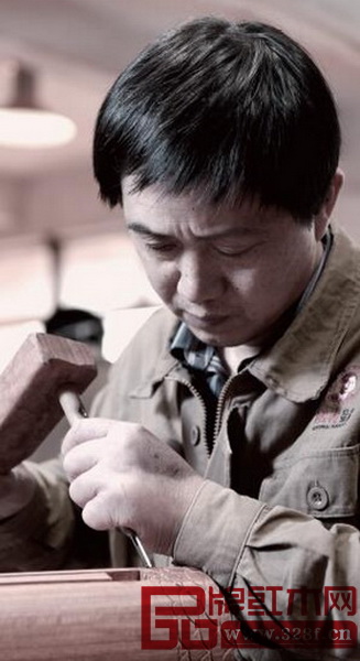 国寿红木为客户制作可使用上百年的红木家具,全部是由拥有可靠技术的一流家具工匠亲手打造 国寿红木为客户制作可使用上百年的红木家具,全部是由拥有可靠技术的一流家具工匠亲手打造