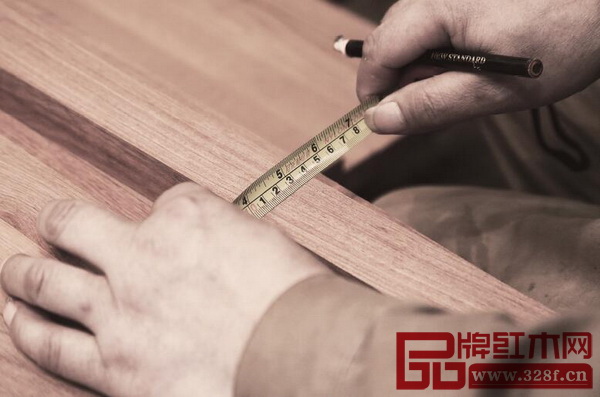 木工车间的工人检查木料是否达标,检测不合格的原料将被返回开料车间 木工车间的工人检查木料是否达标,检测不合格的原料将被返回开料车间