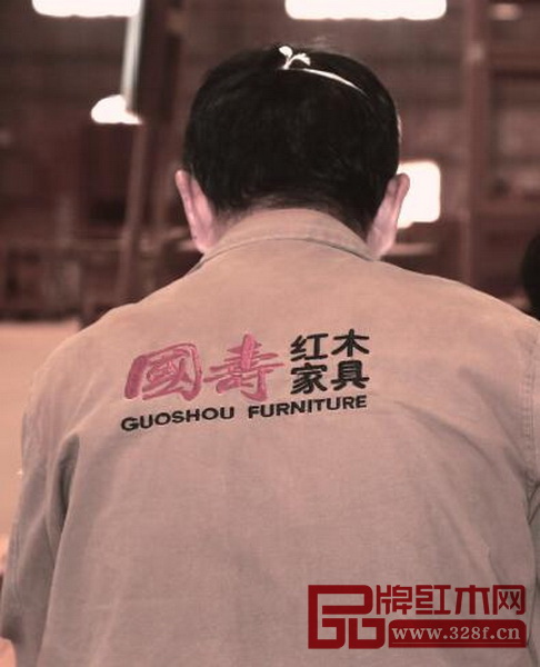 每个匠人身上都背负着做好每一件“国寿红木家具”的使命 每个匠人身上都背负着做好每一件“国寿红木家具”的使命