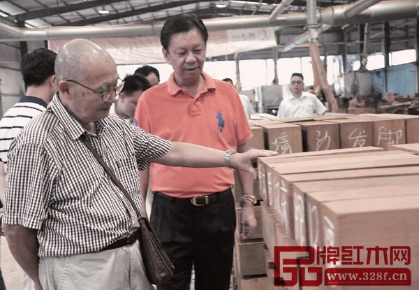 中国高等家具设计专业创始人、中南林业科技大学博士生导师胡景初走访国寿红木工厂 中国高等家具设计专业创始人、中南林业科技大学博士生导师胡景初走访国寿红木工厂