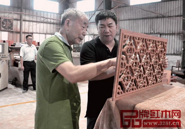 中国技术红木家具专家、《红木家具通用技术条件》标准主要起草人之一曹新民走访国寿红木的工厂并进行专业指点 中国技术红木家具专家、《红木家具通用技术条件》标准主要起草人之一曹新民走访国寿红木的工厂并进行专业指点